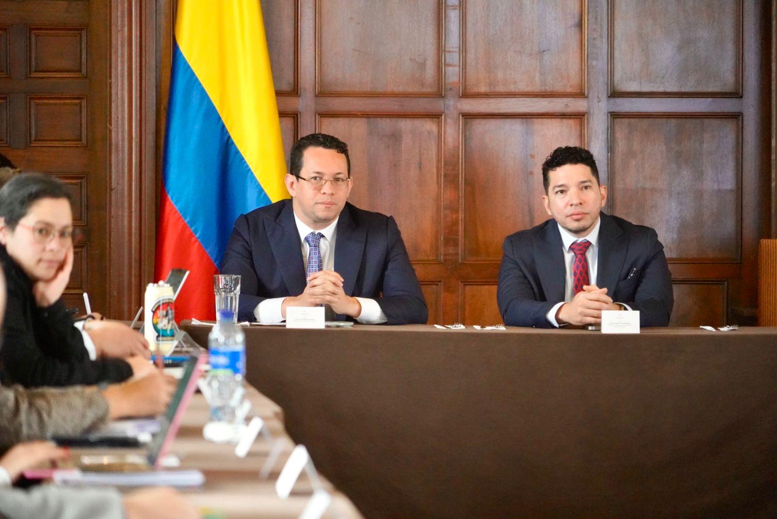 Gobierno nacional avanza en la consolidación de su agenda legislativa de cara al último periodo del Congreso Desde Cancillería, el Ministerio del Interior lideró la Segunda Reunión de Enlaces Legislativos del Gobierno nacional, un espacio que contó con la participación del viceministro general del Interior, Jaime Berdugo; la canciller, Rosa Villavicencio; y representantes de las entidades del orden nacional, en el que se analizó la agenda legislativo de cara al último periodo legislativo.