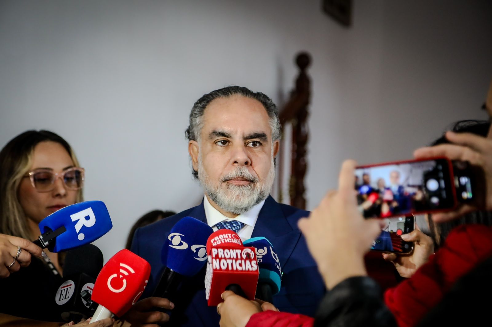 Gobierno nacional refuerza seguridad de quienes avanzan en la contienda presidencial El Gobierno nacional confirmó que continuará garantizando medidas de protección a los candidatos presidenciales, de acuerdo con los niveles de riesgo evaluados por las autoridades competentes.