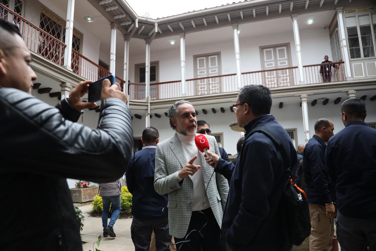 Jornada electoral avanza con normalidad en el país PMU entrega segundo reporte del día 775 denuncias electorales han sido recibidas a través de la plataforma URIEL: 748 en el territorio nacional y 15 en Bogotá. La jornada electoral avanza sin hechos graves y con alta afluencia de votantes en los puestos de votación. El Puesto de Mando Unificado (PMU) continúa en sesión permanente para monitorear el desarrollo del proceso electoral en todo el país.