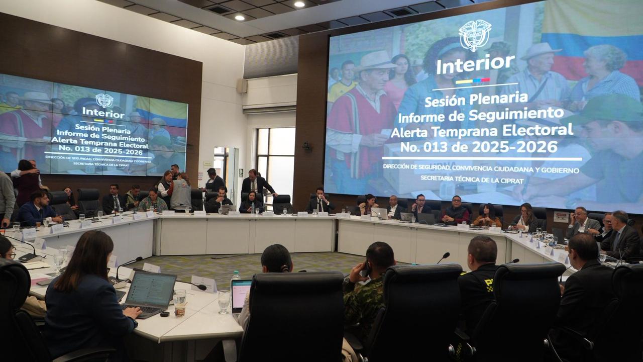 MinInterior fortalece garantías en los procesos electorales de 2026 El Ministerio del Interior lideró la Sesión Plenaria de Seguimiento al Informe No. 003-26 de la Alerta Temprana 013 de 2025, emitida por la Defensoría del Pueblo, con el propósito de fortalecer las acciones de prevención y respuesta institucional frente a los riesgos identificados para los procesos electorales de 2026.