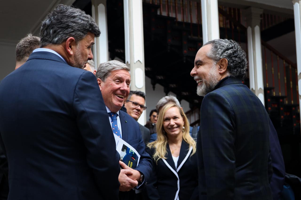 MinInterior presenta, ante Misión electoral, acciones del Gobierno para fortalecer las garantías electorales El ministro del Interior, Armando Benedetti, sostuvo un encuentro en Bogotá con 12 diputados de la Misión de Observación Electoral de la Unión Europea, en el que presentó las medidas adoptadas por el Gobierno nacional para fortalecer las garantías de seguridad, la transparencia del proceso electoral y la confianza en las instituciones democráticas del país.
