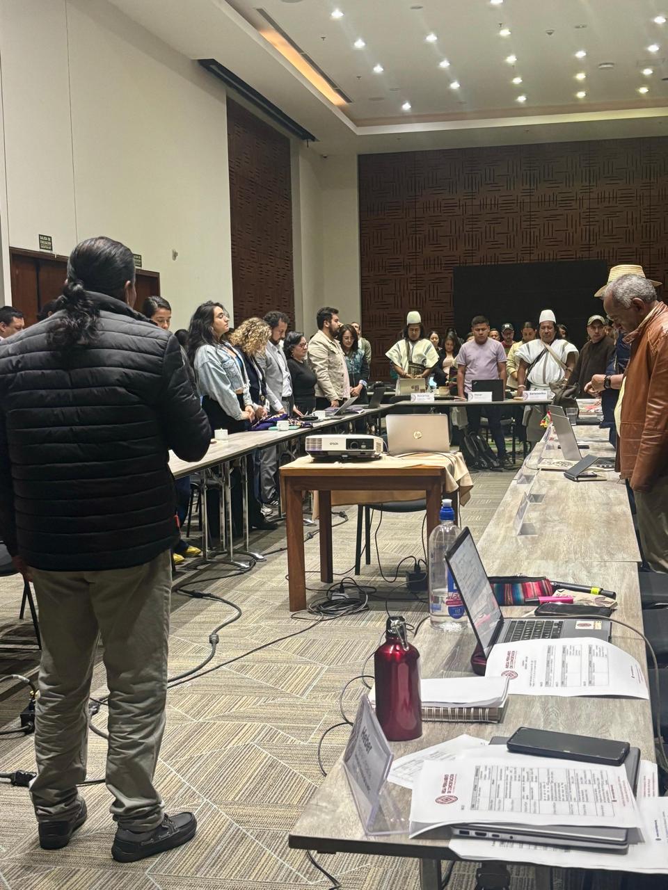 En el marco de la Mesa Permanente de Concertación (MPC), realizada en Bogotá durante los días 19, 20 y 21 de abril, el Gobierno nacional, a través del Ministerio del Interior y su Dirección de Asuntos Indígenas, Rrom y Minorías, protocolizó cuatro decretos que representan un avance significativo en la consolidación de la política pública para los pueblos indígenas del país.