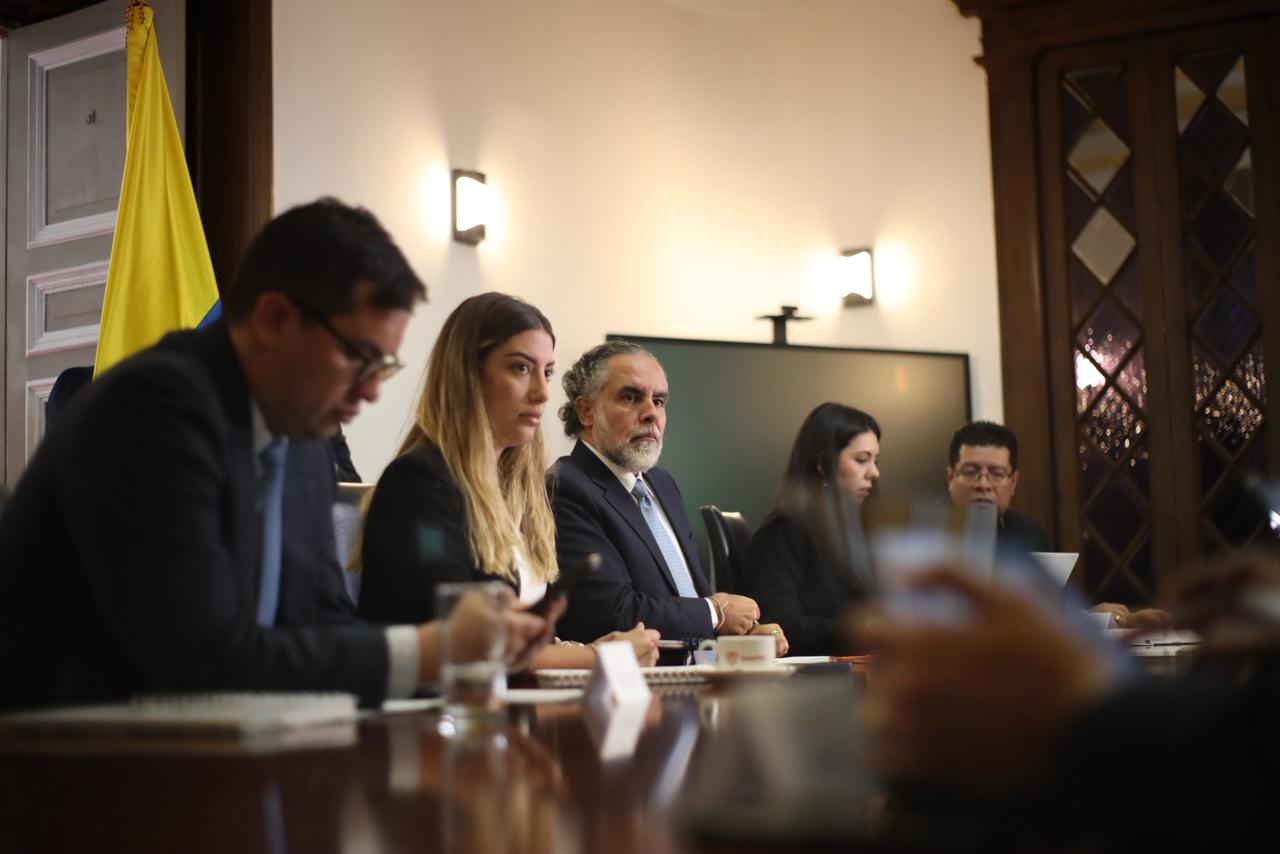 El Ministro del Interior, Armando Benedetti, informó que el Gobierno Nacional intensificó las acciones orientadas a garantizar la seguridad, transparencia y equidad en la contienda electoral, luego de una reunión del Comité de Coordinación y Recomendación de Medidas de Protección en el Proceso Electoral (CORMPE).