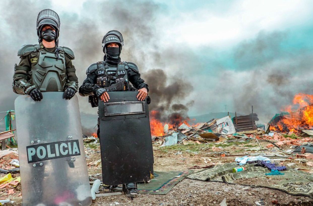 El Ministerio del Interior, a través de su Viceministerio para el Diálogo Social y los Derechos Humanos y su Dirección de Derechos Humanos, destaca la importancia de la decisión jurídica del Juzgado 64 Penal, que condena a 84 meses de prisión a un patrullero de la Policía Nacional responsable de causar la pérdida total del ojo derecho de la joven Leidy Cadena.