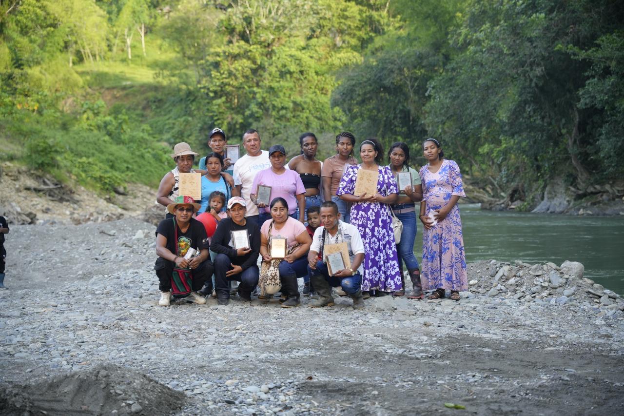 El Ministerio del Interior acompañó en el Resguardo Indígena El Playón Nasa Naya, del municipio de Buenos Aires, Cauca, la conmemoración que se realizó por parte de las víctimas de la masacre del Naya, ocurrida en abril de 2001. La jornada transcurrió como un espacio de memoria, dignificación de las víctimas y encuentro comunitario, con la participación de autoridades tradicionales, liderazgos del resguardo, organizaciones sociales, delegaciones institucionales y habitantes de la región.