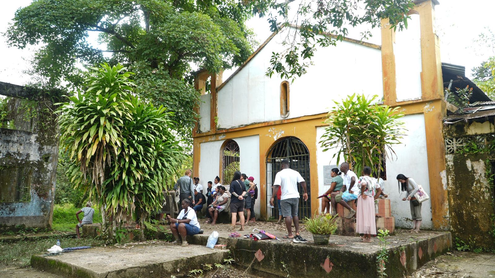 Desde Mininterior acompañamos la articulación institucional para dar cumplimiento a la Ley 2087 de 2021 y materializar el acto de reconocimiento de responsabilidad y disculpas públicas del Estado en Bojayá. Entre los avances se encuentran las mesas de articulación interinstitucional, el documental construido por la comunidad con apoyo institucional y el progreso de los estudios y diseños del sendero de la memoria que conectará Bellavista Viejo con Bellavista Nuevo.