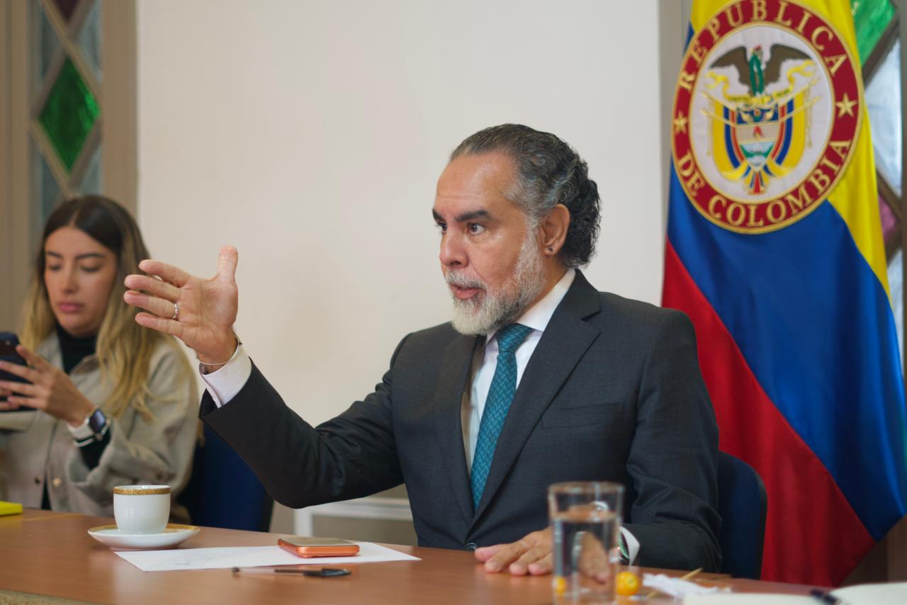 El ministro del Interior, Armando Benedetti, se pronunció luego del atentado con explosivos que se registró junto al batallón militar de la tercera brigada en Cali, Valle del Cauca. El jefe de la cartera no solo se solidarizó con el pueblo caleño, sino que anunció tomar medidas para solucionar la situación.