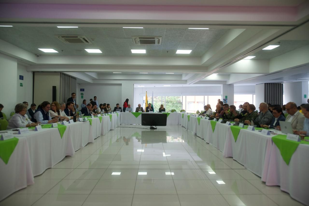 Durante la Comisión Nacional para la Coordinación y Seguimiento de los Procesos Electorales realizada en Manizales, el Gobierno nacional anunció nuevas medidas de fortalecimiento institucional para garantizar unas elecciones presidenciales seguras, transparentes y con plenas garantías democráticas. El ministro del Interior, Armando Benedetti, aseguró que el Gobierno nacional no ha utilizado recursos públicos ni ejercido presiones políticas en favor de ninguna candidatura presidencial.