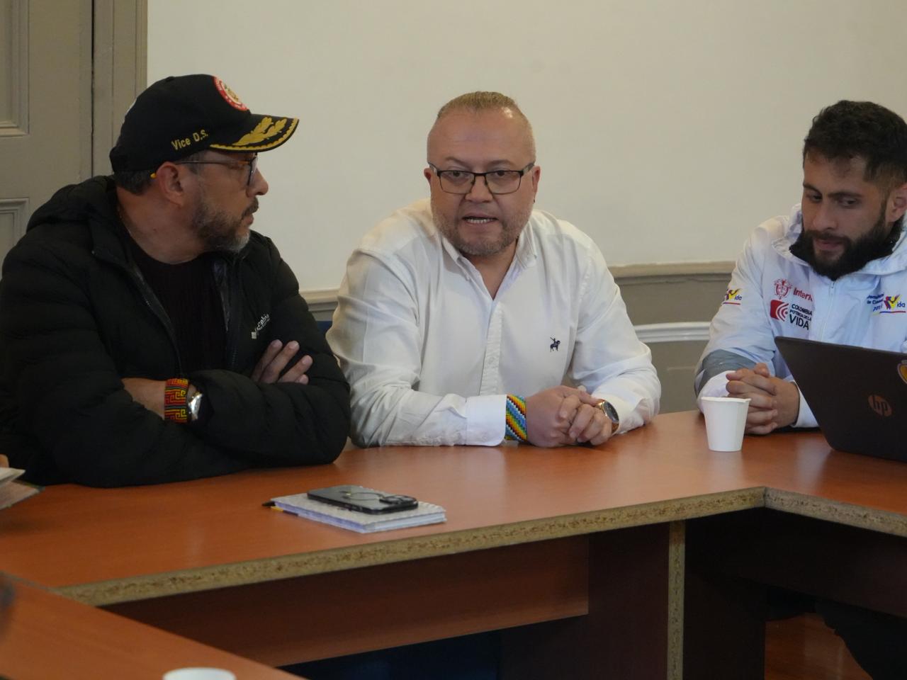Este martes, el viceministro para el Diálogo Social y los Derechos Humanos, Gabriel Rondón, lideró una reunión interinstitucional con representantes del Ministerio Público, la Secretaría de Gobierno de Bogotá, el Ministerio de Transporte, el Ministerio de Educación y directivas de la Universidad Pedagógica, con el propósito de abordar los hechos registrados en las últimas semanas en ese centro universitario.