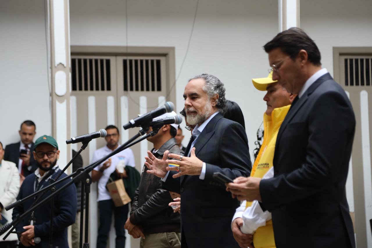 El Ministro del Interior, Armando Benedetti, Junto al Procurdaro, Gregorio Eljach, y el Registrador, Hernán Penagos.