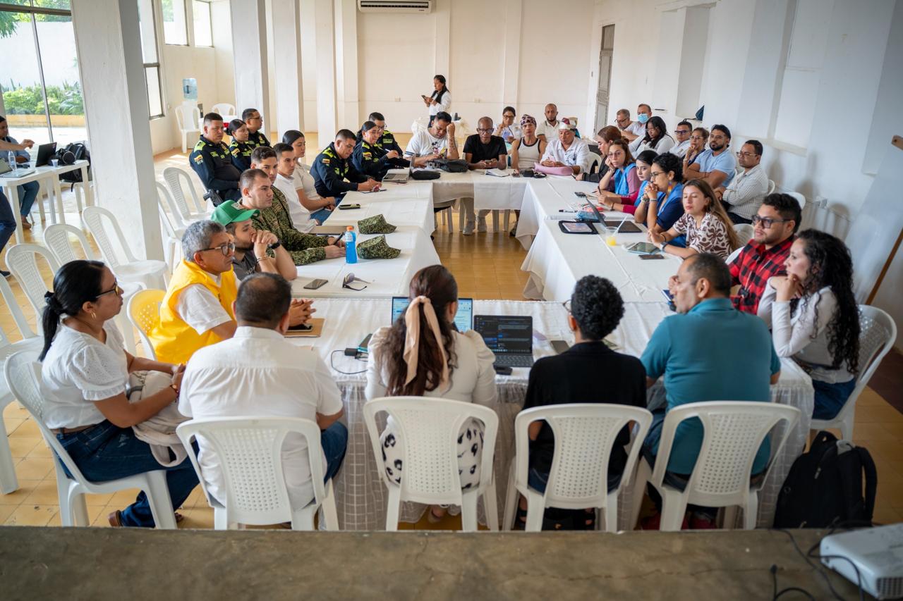Ministerio del interior fortalece la articulación institucional para la protección de la población LGBTIQ+ en los montes de maría Con el propósito de fortalecer la respuesta institucional frente a las situaciones de riesgo que afectan a la población LGBTIQ+ en los Montes de María, especialmente a quienes han sido víctimas del conflicto armado, el Ministerio del Interior desarrolló los días 2 y 3 de junio una jornada de trabajo en El Carmen de Bolívar que incluyó espacios de diálogo, asistencia técnica y una sesión de la Comisión Intersectorial para la Respuesta Institucional a las Alertas Tempranas (CIPRAT) en la subregión.