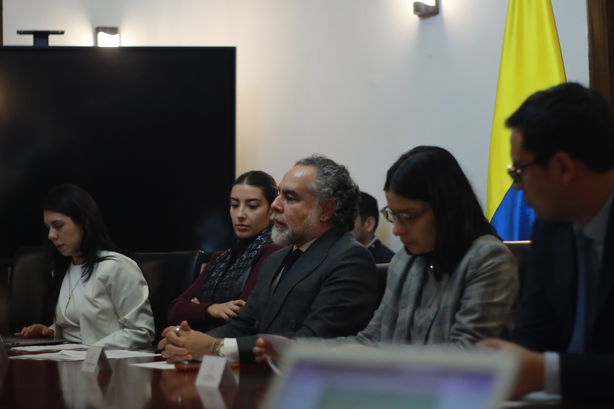 Para fortalecer las garantías de seguridad de los candidatos, sus fórmulas vicepresidenciales y equipos de campaña, lideramos la Comisión para la Coordinación y Seguimiento de los Procesos Electorales (CORMPE) Presidencial No. 23. En este espacio evaluamos los dispositivos de protección y las condiciones previstas para la recta final hacia la segunda vuelta del próximo 21 de junio.