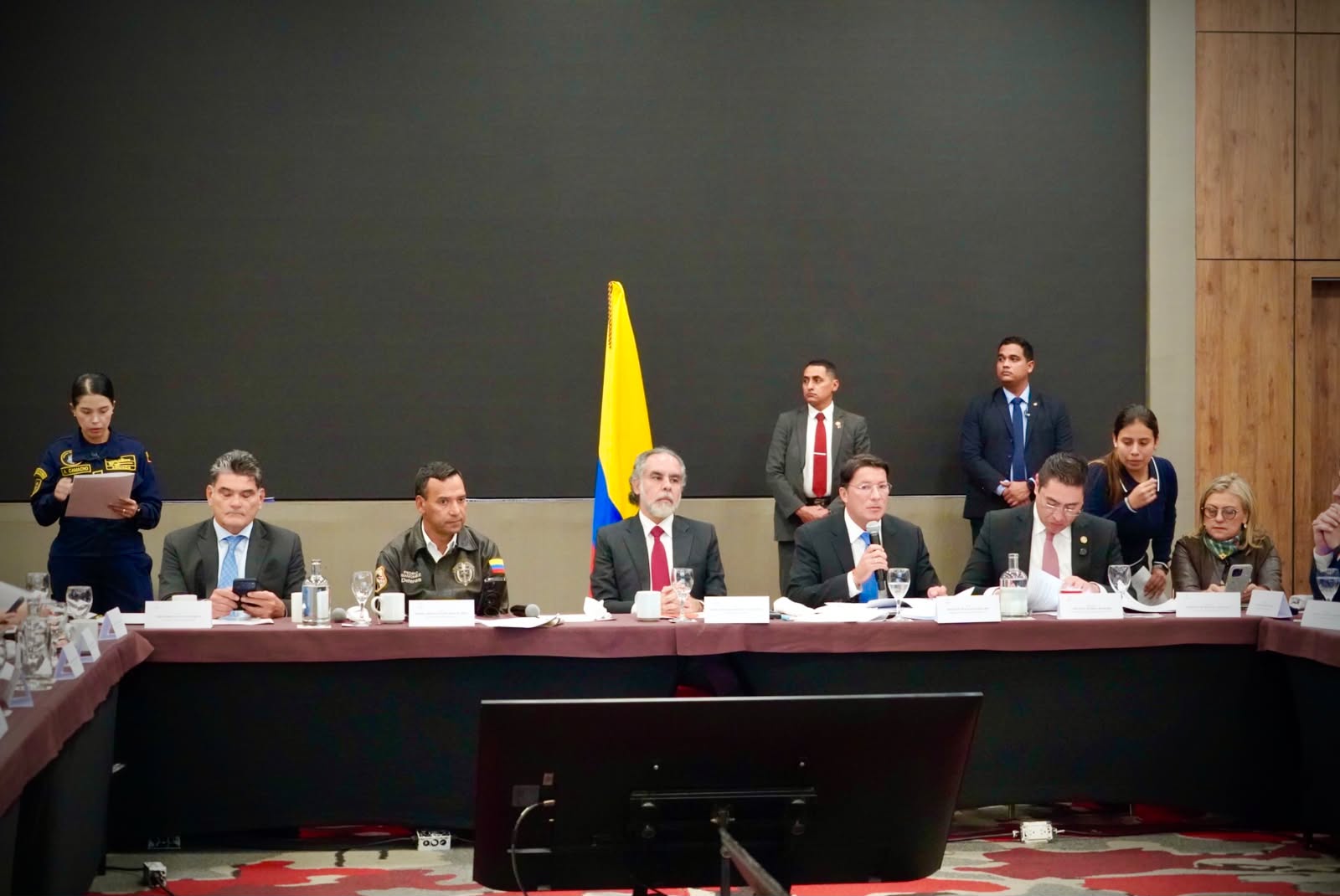 El ministro del Interior, Armando Benedetti, aseguró que una eventual decisión de una sola representante a la Cámara para suspender de sus funciones al presidente Gustavo Petro carecería de sustento constitucional y constituiría un acto por fuera del ordenamiento jurídico.