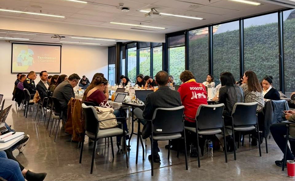 El Ministerio del Interior, a través de su Viceministerio para el Diálogo Social y los Derechos Humanos y su Dirección de Derechos Humanos, condena de manera enérgica las amenazas y actos de hostigamiento perpetrados por grupos neonazis contra procesos juveniles, liderazgos comunitarios y expresiones artístico-culturales en las localidades de Suba, Engativá, Kennedy y Fontibón.