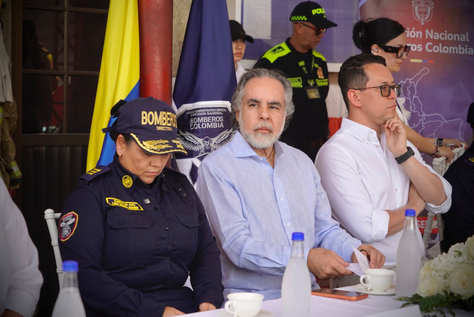 En el marco de la respuesta del Gobierno nacional frente a la declaratoria del Estado de Emergencia Económica, Social y Ecológica por el frente frío, el Ministerio del Interior, a través de la Dirección Nacional de Bomberos de Colombia (DNBC), entregó equipos especializados y elementos de protección personal para fortalecer la capacidad operativa de los cuerpos de bomberos del Caribe colombiano y mejorar su respuesta frente a las emergencias derivadas de la actual temporada de lluvias. En el marco de la respuesta del Gobierno nacional frente a la declaratoria del Estado de Emergencia Económica, Social y Ecológica por el frente frío, el Ministerio del Interior, a través de la Dirección Nacional de Bomberos de Colombia (DNBC), entregó equipos especializados y elementos de protección personal para fortalecer la capacidad operativa de los cuerpos de bomberos del Caribe colombiano y mejorar su respuesta frente a las emergencias derivadas de la actual temporada de lluvias.