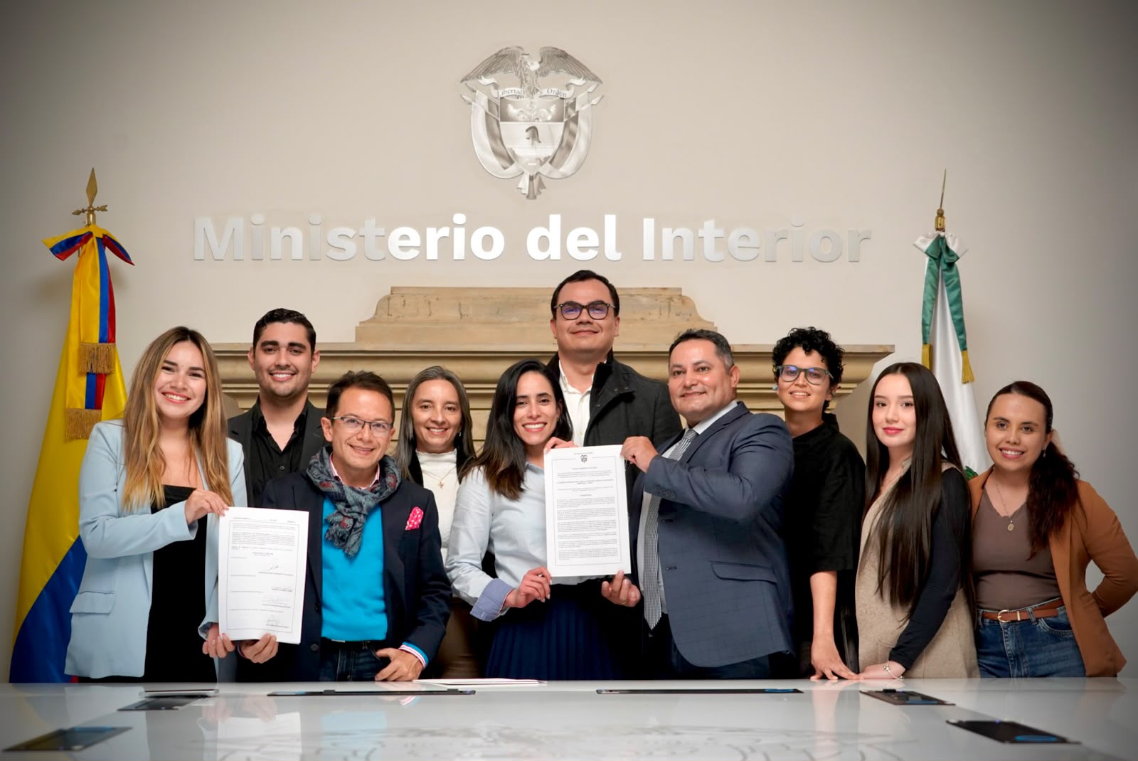En el marco de la conmemoración de los diez años de la firma del Acuerdo Final para la Terminación del Conflicto y la Construcción de una Paz Estable y Duradera, el Estado colombiano adoptó el Acuerdo 001 de 2026, mediante el cual se establece el reglamento interno para el funcionamiento de la Comisión Intersectorial para la Respuesta Rápida a las Alertas Tempranas (CIPRAT), fortaleciendo la capacidad de coordinación y respuesta institucional para la prevención de violaciones a los derechos humanos e infracciones al Derecho Internacional Humanitario.