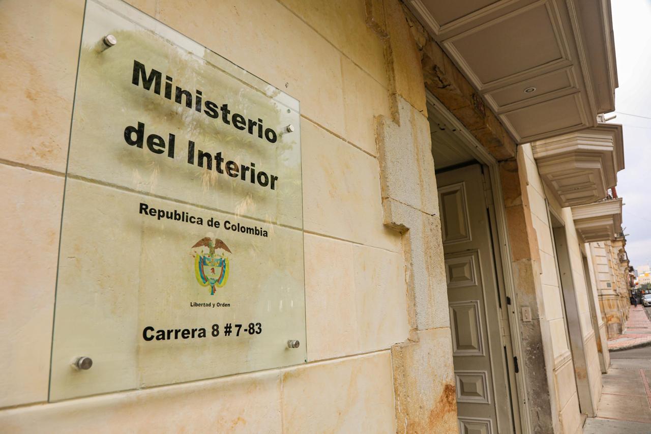 El Ministerio del Interior, a través de su Viceministerio para el Diálogo Social y los Derechos Humanos y su Dirección de Derechos Humanos, condena de manera categórica el grave atentado perpetrado la tarde de este sábado en el casco urbano del municipio de Florida, Valle del Cauca, contra la vida de la Autoridad Mayor del Resguardo Kwe'sx Yu Kiwe, Julián Mauricio Gutiérrez, quien se encuentra actualmente en estado crítico