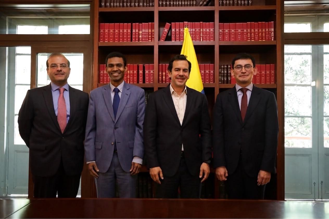 El ministro del Interior, Rodrigo Lara Restrepo, tomó juramento a Carlos Eduardo Gechem Sarmiento, como viceministro General del Interior; y a Jorge Ernesto Roa Roa, como viceministro para el Diálogo Social y los Derechos Humanos.