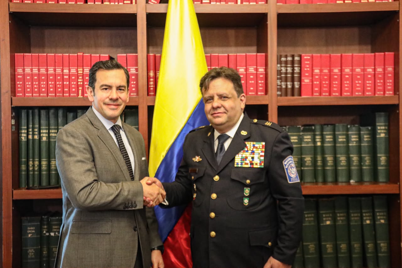 El ministro del Interior, Rodrigo Lara Restrepo, posesionó este lunes 7 de septiembre a Germán Andrés Miranda Montenegro como nuevo Director General de Bomberos de Colombia, quien tendrá a su cargo el liderazgo y fortalecimiento del Sistema Nacional de Bomberos y de las capacidades de prevención y respuesta ante emergencias en los territorios.