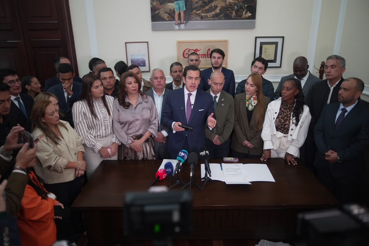 El ministro del Interior, Rodrigo Lara Restrepo, radicó hoy ante la Secretaría General de la Cámara de Representantes, junto con congresistas, el proyecto de acto legislativo que modifica los artículos 180, 182, 183 y 346 de la Constitución Política, con el propósito de fortalecer la transparencia y la probidad en el ejercicio de la actividad legislativa.
